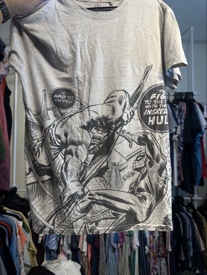 Mens Marvel Comics T-Shirt - Hulk vs Spider-Man Graphic Tee (Category: Tshirts & Polo Shirts ) located in Los Banos. Submitted by ayeeeel (Listing ID 1447278921, Image 2). Description: SIZE : SMALL ON TAG DIMES : W23 X L29 COLOR RATE : 100000000🔥/ 10 CONDITION : LIKE NEW CONDITION NO ISSUE Price + SF Courier : J&7 ‼️PWEDE TUMAWAD WAGLANG SAGAD‼️ LOCATION : LOSBAÑOS LAGUNA.