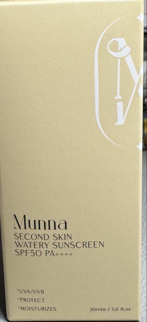 Munna Skin 升級新配方 水感養膚全物理性防曬SPF50 PA++++(無油配方) （分類：面部 - 面部護理）位於 Hong Kong。 由 poiuy99 提交（商品編號 1447261031，圖片 1）。簡介： 水感養膚全物理性防曬SPF50 PA++++(無油配方) (Exp: 05/2028) 水感防曬除了能夠保護表皮，還能夠保護細胞，以對抗光譜中不同射線（UVA、UVB紫外線），以及懸浮粒子的侵害。100%物理防曬完全不含油的配方，展現優秀的輕盈質地，幫助亞洲黃皮肌膚達到校色和提亮的效果，同時擁有SPF50PA++++的高度防曬力，全面及身體均可使用。特別加入槐花蕾紅景天萃取等多種抗老化複合物，全方位妝前隔離、防曬、抗老，輕盈一瓶到位。並且能夠修飾毛孔及瑕疵，遮蓋泛紅肌膚，打造透亮水潤膚質。適合所有膚色使用，能夠均勻膚色，不會造成泛白。 【主要功效】 * 水感質感，養膚、調色、防曬、底妝四合一 * 通修飾瑕疵、毛孔以及泛紅 * 不致粉刺配方，適合油性肌膚及暗瘡問題肌使