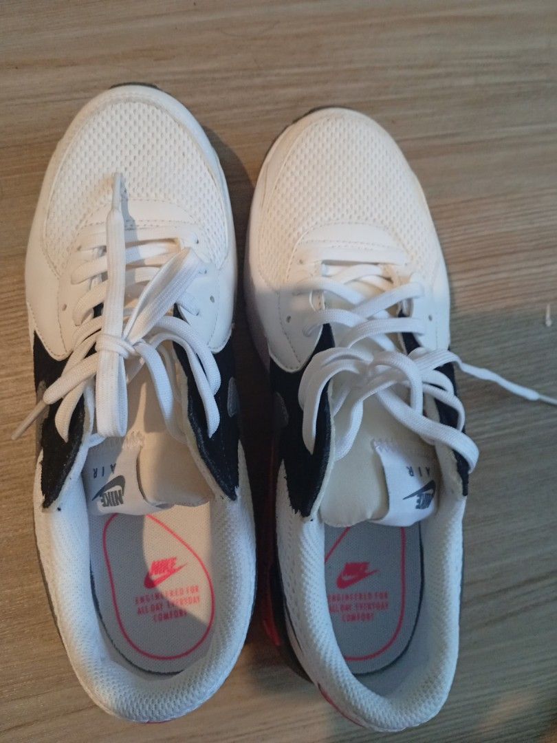 nike跑鞋 （分類：波鞋）位於 Hong Kong。 由 vic88889 提交（商品編號 1447290721，圖片 3）。簡介： 著過幾次。