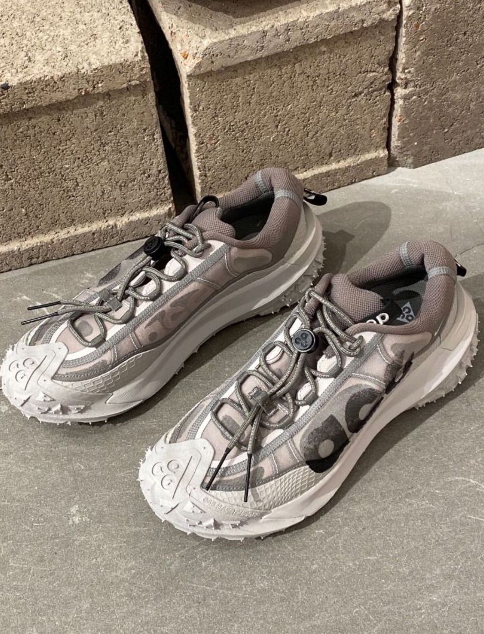 Nike ACG Mountain Fly Low 2 戶外功能鞋 灰色 （分類：波鞋）位於 Hong Kong。 由 summitrun 提交（商品編號 1447291690，圖片 2）。簡介： Hi！Nike 嘅 Nike ACG Mountain Fly Low 2 戶外功能鞋 灰色 有貨喇 📢 ✅ 全新未使用 📦 落單後3日發相確認尺碼 🚛 確認後順豐包郵寄出 💰 貨到付款，到咗先俾錢 歡迎查詢尺碼同庫存 💬。