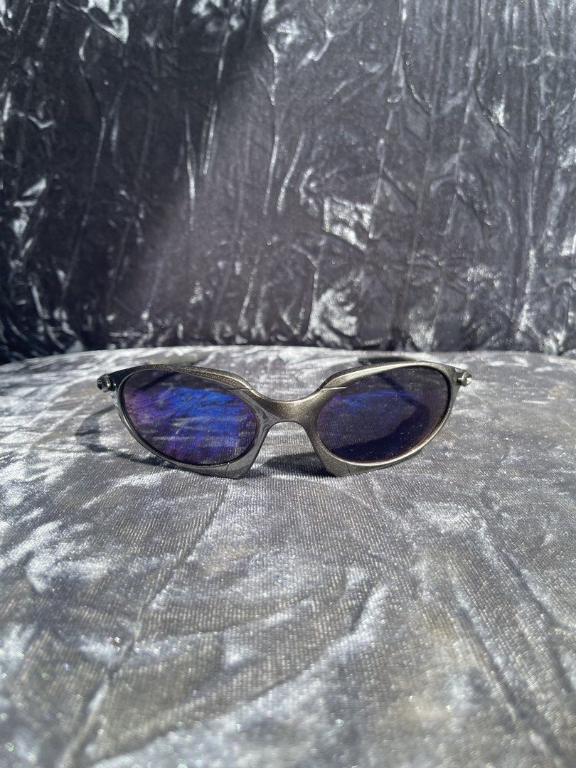 oakley romeo (Category: Sunglasses & Eyewear) located in Manila. Submitted by mine2ownit (Listing ID 1447175347, Image 1). Description: brand new no issue.