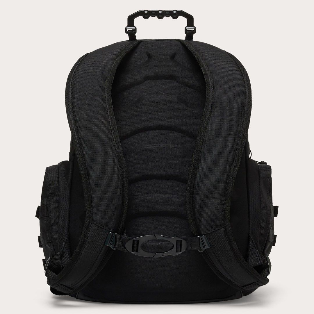 Oakley VSL Icon Backpack, Blackout (Category: Laptop Bags & Sleeves) located in Quezon City. Submitted by --ro-- (Listing ID 1447117107, Image 2). Description: Oakley VSL Icon Backpack, Blackout Code: FOS901774-02E Capacity: 24 liters Dimensions: 14.2” × 7.1” × 17.7” Laptop storage Eyewear protection Pickup @ New Manila, QC.