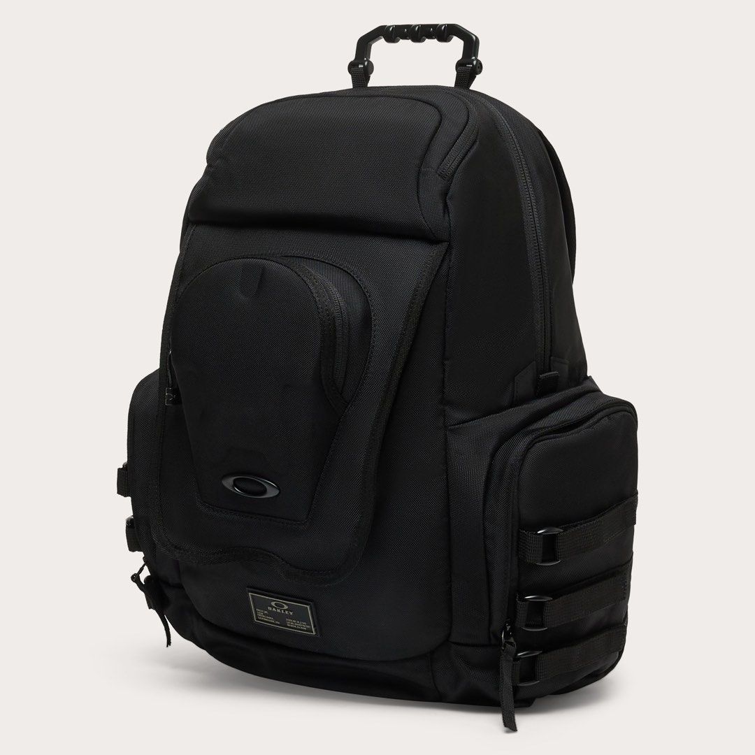 Oakley VSL Icon Backpack, Blackout (Category: Laptop Bags & Sleeves) located in Quezon City. Submitted by --ro-- (Listing ID 1447117107, Image 3). Description: Oakley VSL Icon Backpack, Blackout Code: FOS901774-02E Capacity: 24 liters Dimensions: 14.2” × 7.1” × 17.7” Laptop storage Eyewear protection Pickup @ New Manila, QC.