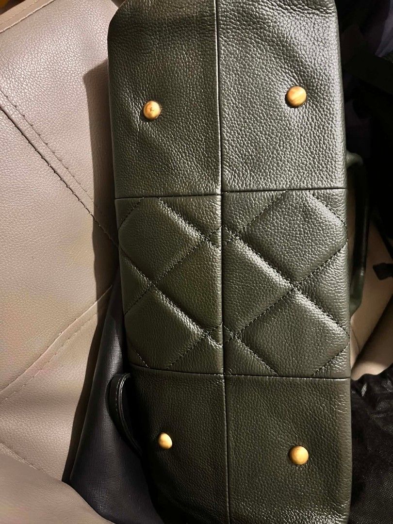 Office bag (Category: Luxury Bags & Wallets) located in Cavite. Submitted by red_2407 (Listing ID 1447227969, Image 2). Description: Olivia Lauren The bag is made of textured leather (often referred to as pebble-grain or Nappa leather) and features a prominent quilted or diamond-stitched pattern on the front panel.Hardware: The visible hardware, such as the strap buckles, appears to be matte gold-tone It is a dark, saturated green with cool under