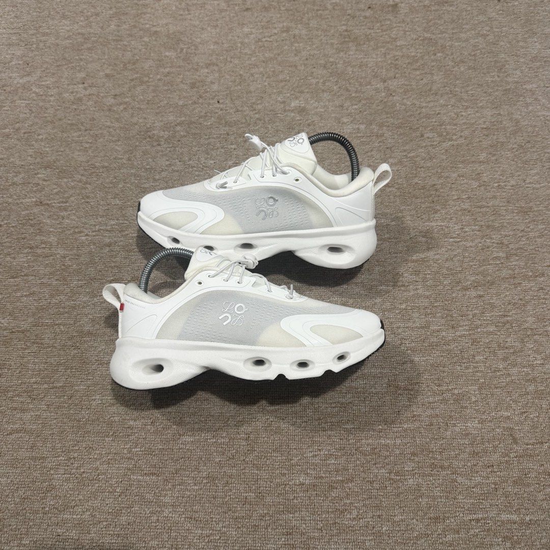 ON CLOUD SOLE LOEWE WHITE (Category: Sneakers) located in Cebu City. Submitted by cjayzuno04940 (Listing ID 1447287919, Image 1). Description: ON CLOUD SOLO LOEWE WHITE ORIGINAL✅ US WOMENS-7 EUR-38 CM-24 EXCELLENT CONDITION.