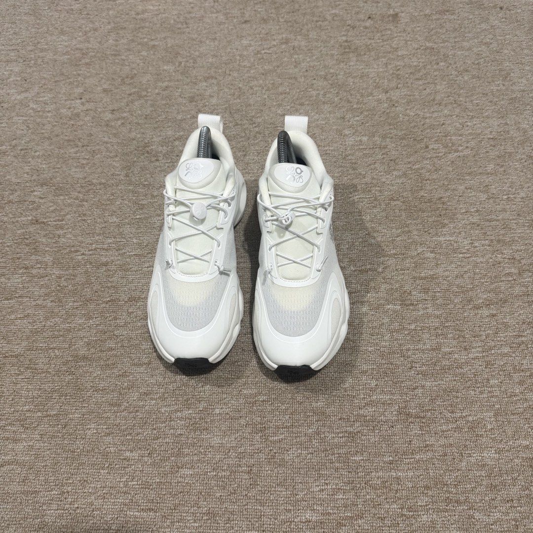 ON CLOUD SOLE LOEWE WHITE (Category: Sneakers) located in Cebu City. Submitted by cjayzuno04940 (Listing ID 1447287919, Image 2). Description: ON CLOUD SOLO LOEWE WHITE ORIGINAL✅ US WOMENS-7 EUR-38 CM-24 EXCELLENT CONDITION.