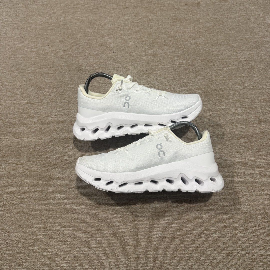 ON CLOUD TILT WHITE (Category: Sneakers) located in Cebu City. Submitted by cjayzuno04940 (Listing ID 1447287834, Image 3). Description: ON CLOUD TILT WHITE ORIGINAL✅ US WOMENS-7 EUR-38 CM-24 EXCELLENT CONDITION.
