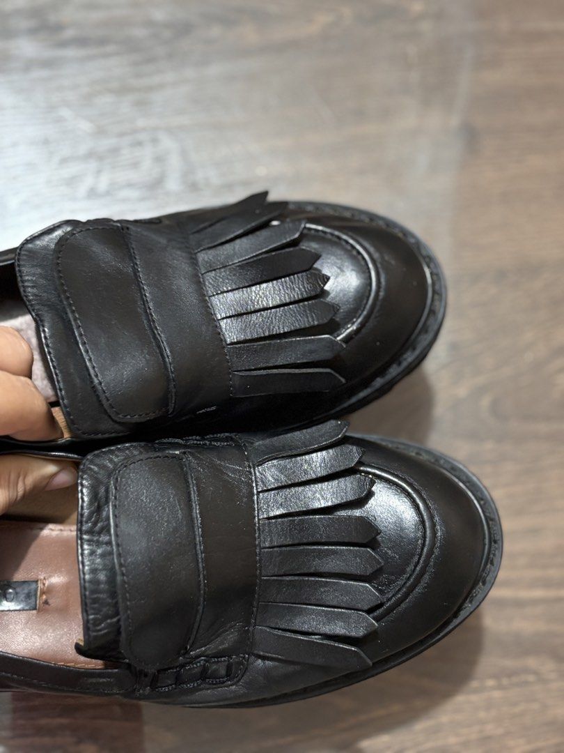 Original Staccato Loafers (Nappa Leather) (Category: Loafers) located in Cagayan de Oro. Submitted by dan.onahon91 (Listing ID 1447252482, Image 2). Description: Bought price : 20,000 plus Bought offshore Has comfy and padded insole No flaws Made of Nappa leather most durable leather on earth 🥰 d nagbabalat or nasisira Bought it Brandnew ❤️ Fits to 6-7 woman .