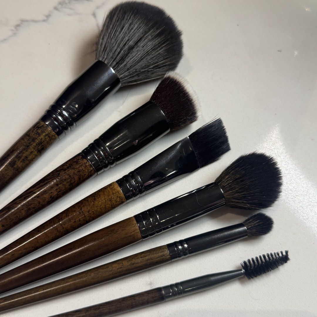 OVW Brush Set (Category: Makeup) located in Quezon City. Submitted by shopsofiascloset (Listing ID 1447119094, Image 2). Description: Set of 5 OVW Brush - flat brush (2nd from the left sold) - minor issue: chip on flat foundation brush - all brushes have been cleaned and sanitized and will be cleaned again before shipping.