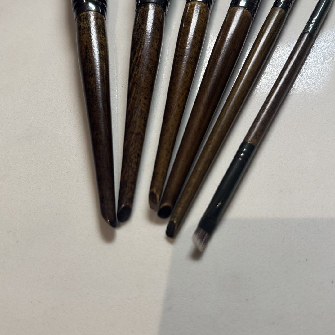 OVW Brush Set (Category: Makeup) located in Quezon City. Submitted by shopsofiascloset (Listing ID 1447119094, Image 3). Description: Set of 5 OVW Brush - flat brush (2nd from the left sold) - minor issue: chip on flat foundation brush - all brushes have been cleaned and sanitized and will be cleaned again before shipping.