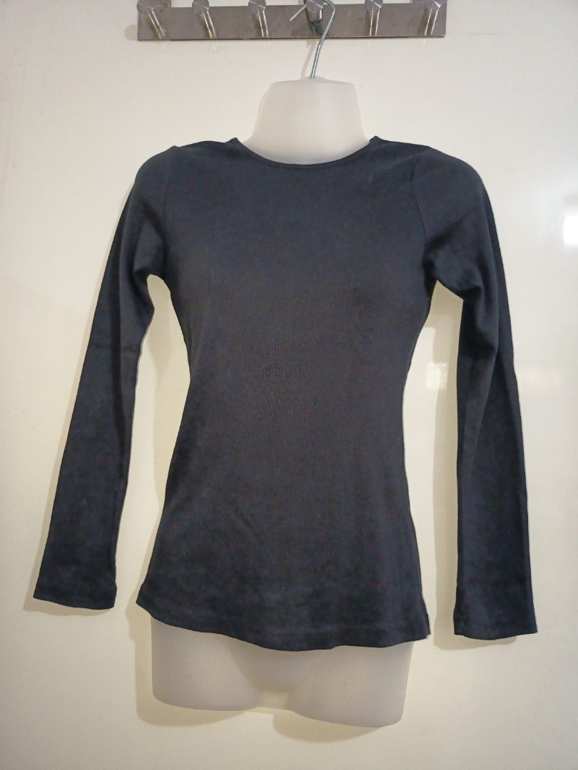 Peacocks Black long sleeve shirt (Category: Longsleeves) located in Bacoor. Submitted by imshining_23 (Listing ID 1447195412, Image 2). Description: Peacocks Beautiful Basics Long sleeves small.