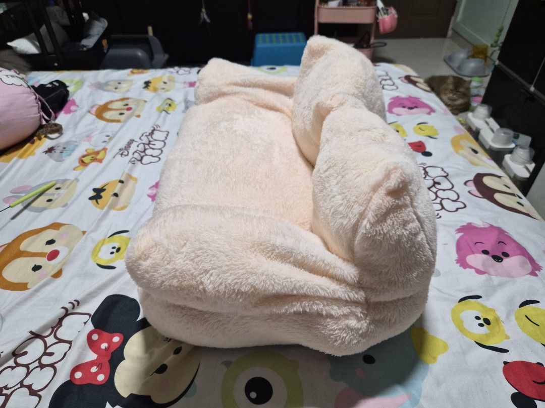 Pet Sofa (Category: Homes & Other Pet Accessories) located in Singapore. Submitted by eatmykimchi (Listing ID 1447286721, Image 2). Description: My cat didn't like it, they prefer carton box. :( can fit up to 6kg cat Pls help rebate my purchase. Washed but unused. Self collect only.