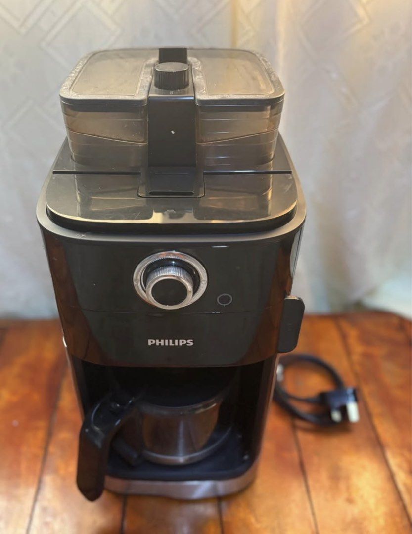 PHILIPS Coffee Maker with Carafe (Category: Coffee Machines & Makers) located in Santo Domingo. Submitted by royal.teresa (Listing ID 1447238785, Image 1). Description: - Philips coffee maker - Includes glass carafe - Adjustable brew strength dial - Top compartment for coffee grounds - Removable filter basket for easy cleaning.