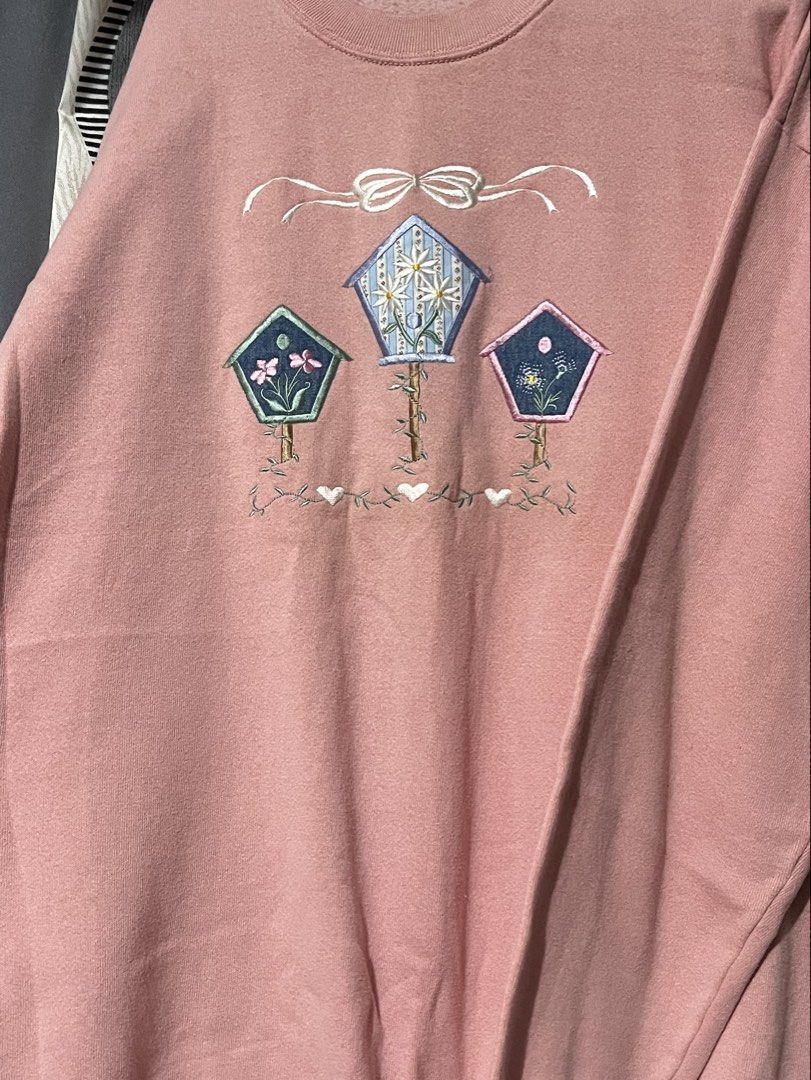 Pink Embroidered Sweatshirt (Category: Coats, Jackets and Outerwear) located in Valenzuela. Submitted by mrythings (Listing ID 1447203712, Image 2). Description: -Size: L-XL (can be worn by small sizes too).