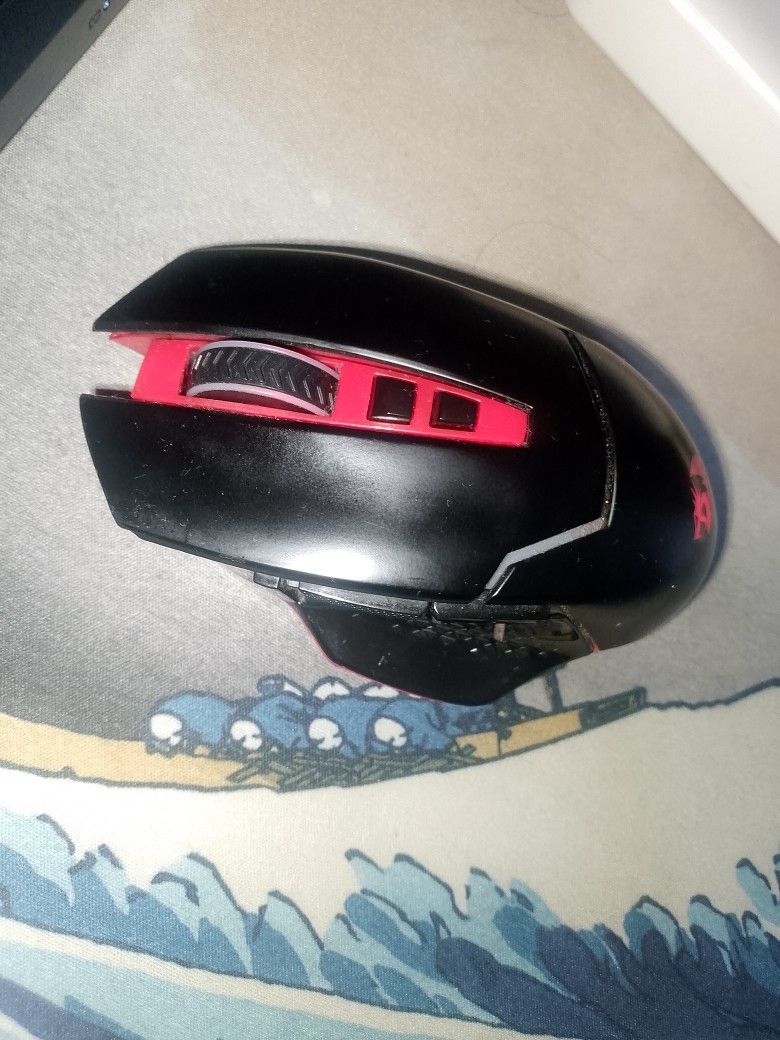 Redragon Mirage M690 Wireless Gaming Mouse (Category: Mouse & Mousepads) located in Navotas City. Submitted by drichyy (Listing ID 1447236430, Image 1). Description: - With Complete Box - Battery.