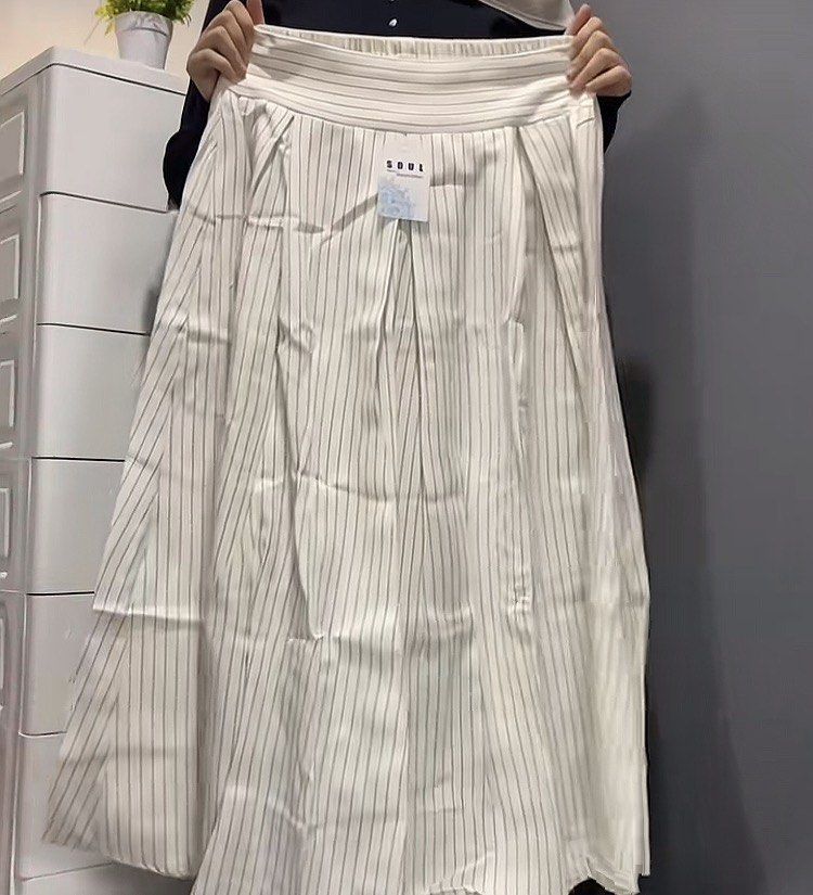 NETT‼️Rok Midi Skirt Salur Stripe Broken White Putih Korean Style Outfit Bkk Cewe Petite Friendly (Kategori: Gaun & Rok) berada di Jakarta Timur. Dikirim oleh fairyaesthate (ID iklan 1447265431, Gambar 1). Deskripsi: 🍓Petite Friendly, buat tinggi 155 keatasa jadinya rok midi yaa, kalau tinggi 140-153 insha allah aman ga perlu potong rok lagi🥰 ‼️NETT YG NAWAR GK DIRESPON 𐙚⋆oyen : fairyaesthate 𐙚⋆no minus, mulus, realpict seperti foto. 𐙚⋆detai