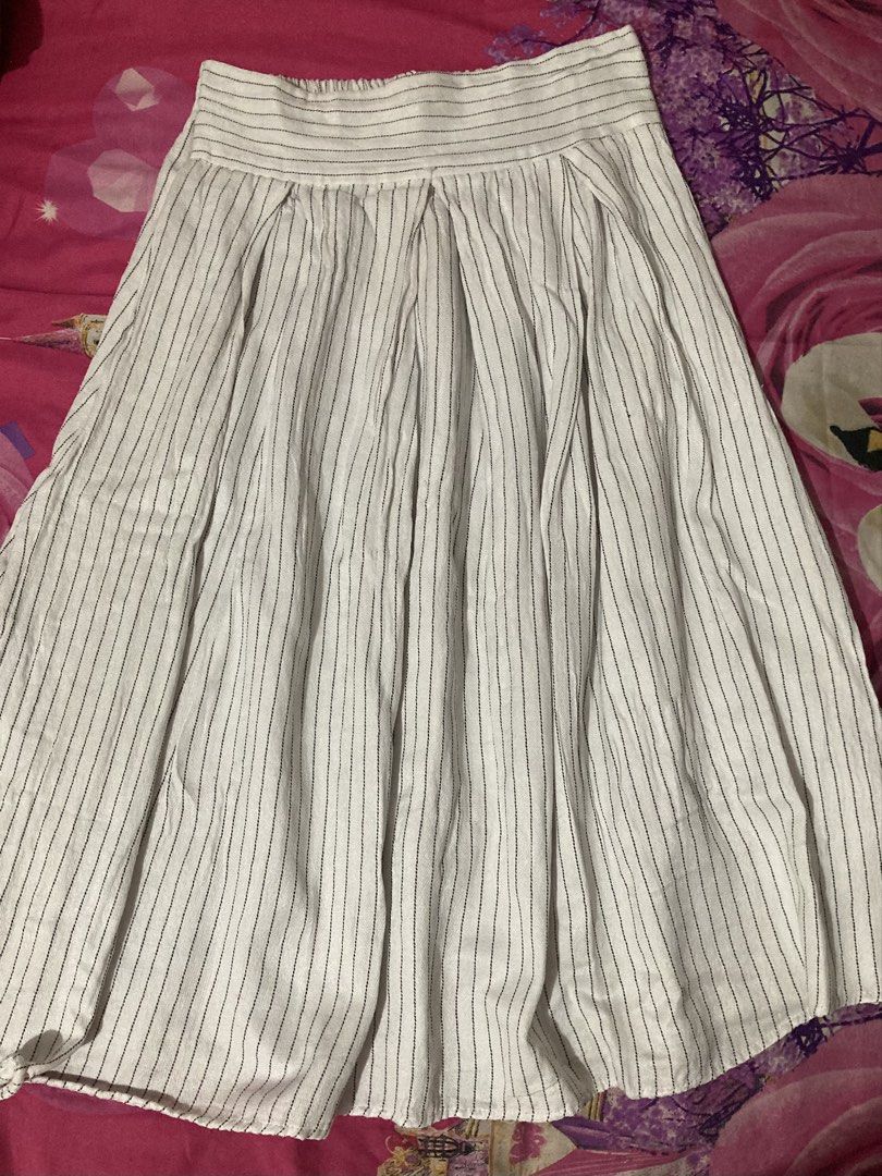 NETT‼️Rok Midi Skirt Salur Stripe Broken White Putih Korean Style Outfit Bkk Cewe Petite Friendly (Kategori: Gaun & Rok) berada di Jakarta Timur. Dikirim oleh fairyaesthate (ID iklan 1447265431, Gambar 2). Deskripsi: 🍓Petite Friendly, buat tinggi 155 keatasa jadinya rok midi yaa, kalau tinggi 140-153 insha allah aman ga perlu potong rok lagi🥰 ‼️NETT YG NAWAR GK DIRESPON 𐙚⋆oyen : fairyaesthate 𐙚⋆no minus, mulus, realpict seperti foto. 𐙚⋆detai