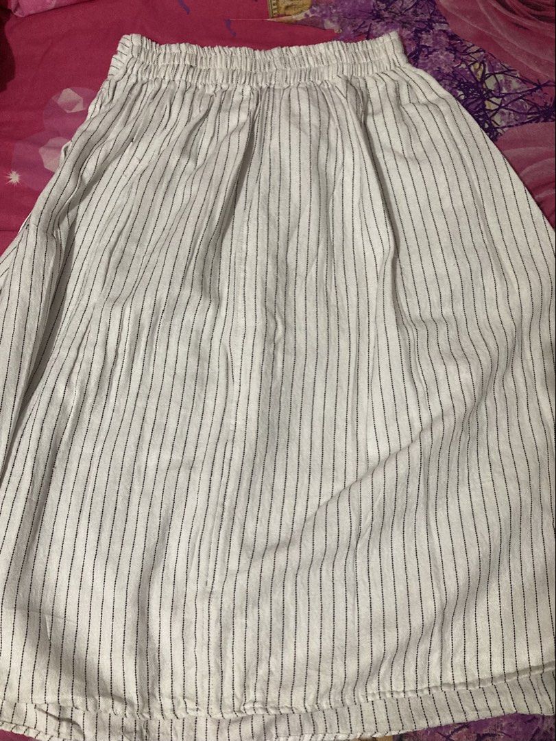 NETT‼️Rok Midi Skirt Salur Stripe Broken White Putih Korean Style Outfit Bkk Cewe Petite Friendly (Kategori: Gaun & Rok) berada di Jakarta Timur. Dikirim oleh fairyaesthate (ID iklan 1447265431, Gambar 3). Deskripsi: 🍓Petite Friendly, buat tinggi 155 keatasa jadinya rok midi yaa, kalau tinggi 140-153 insha allah aman ga perlu potong rok lagi🥰 ‼️NETT YG NAWAR GK DIRESPON 𐙚⋆oyen : fairyaesthate 𐙚⋆no minus, mulus, realpict seperti foto. 𐙚⋆detai