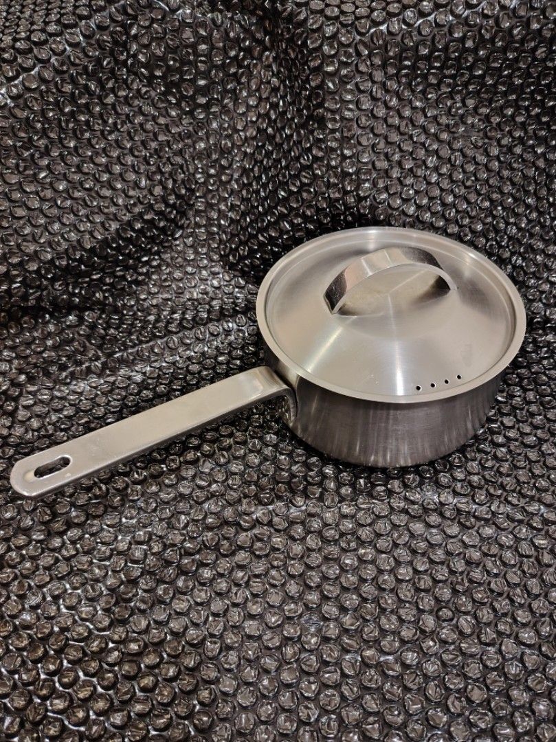 Rubbermaid 16inch Suace Pan (Original Cover) (Category: Cookers) located in San Juan City. Submitted by lavishchicks (Listing ID 1447163012, Image 1). Description: Rubbermaid 16" saucr pan, original cover with sign lf usage, malinis na (konting linis n lng gagawin). Surplus po ito. Thank you.