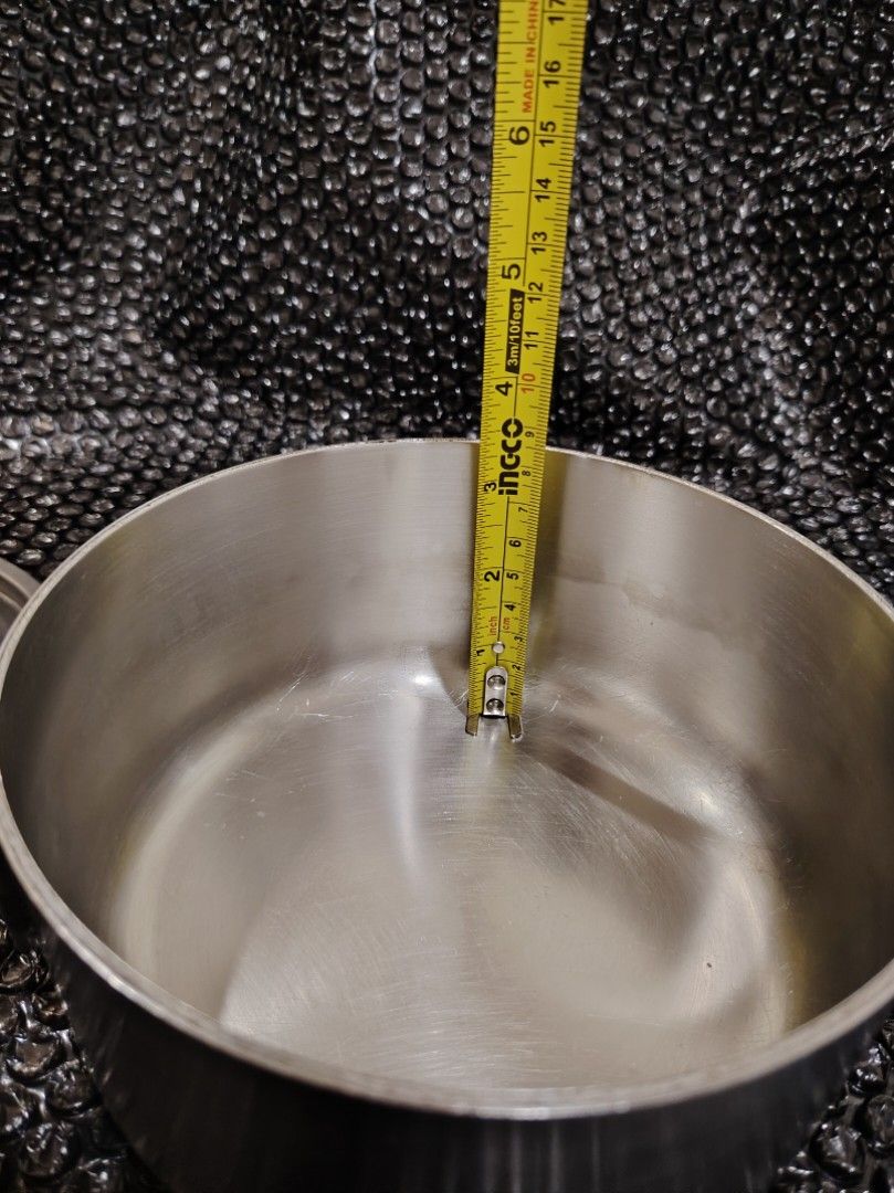 Rubbermaid 16inch Suace Pan (Original Cover) (Category: Cookers) located in San Juan City. Submitted by lavishchicks (Listing ID 1447163012, Image 2). Description: Rubbermaid 16" saucr pan, original cover with sign lf usage, malinis na (konting linis n lng gagawin). Surplus po ito. Thank you.