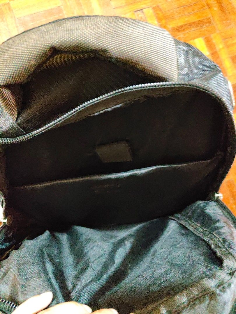 Samsonite Back Pack (Category: Laptop Bags & Sleeves) located in Kuala Lumpur. Submitted by studiopandan (Listing ID 1447203370, Image 3). Description: .