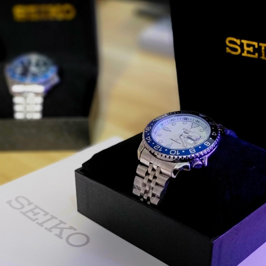 Seiko 5 Automatic GMT Watch (Category: Men's Watches) located in Caloocan City. Submitted by boldfalcon_c08a9c (Listing ID 1447219669, Image 3). Description: - Seiko 5 Automatic GMT Watch - Striking Blue and White Bezel - Durable Stainless Steel Jubilee Bracelet - Includes Original Seiko Box - Ideal for Everyday Wear and Travel.