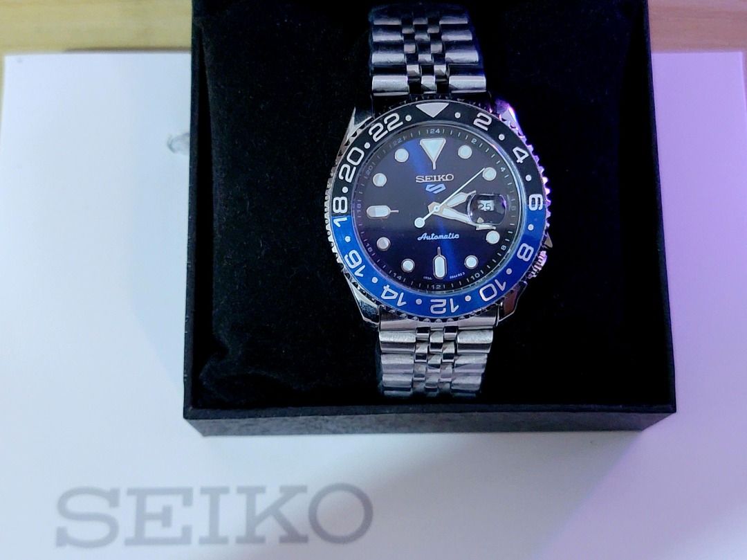 Seiko 5 Automatic GMT Watch (Category: Men's Watches) located in Caloocan City. Submitted by boldfalcon_c08a9c (Listing ID 1447219669, Image 2). Description: - Seiko 5 Automatic GMT Watch - Striking Blue and White Bezel - Durable Stainless Steel Jubilee Bracelet - Includes Original Seiko Box - Ideal for Everyday Wear and Travel.