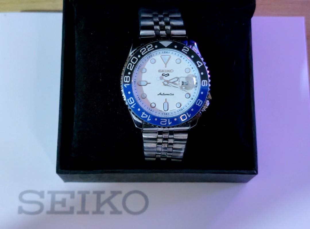 Seiko 5 Automatic GMT Watch (Category: Men's Watches) located in Caloocan City. Submitted by boldfalcon_c08a9c (Listing ID 1447219669, Image 1). Description: - Seiko 5 Automatic GMT Watch - Striking Blue and White Bezel - Durable Stainless Steel Jubilee Bracelet - Includes Original Seiko Box - Ideal for Everyday Wear and Travel.