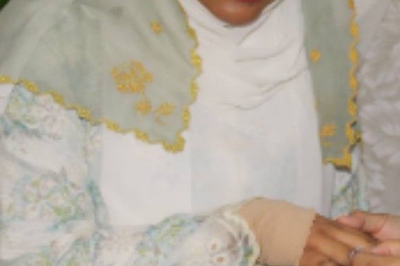 Selayah Benang Emas Mahligai Klasik - Sulaman Mesin (Category: Hijabs) located in Kuala Lumpur. Submitted by bundlecheapstuff (Listing ID 1447131448, Image 3). Description: bought price - RM190 Selling for - RM150 incl postage Beautiful gold embroidered selayah (traditional Malay headwear). Machine-stitched, perfect for traditional events or cultural wear. Selling as no longer needed, pakai sekali je masa tunang..