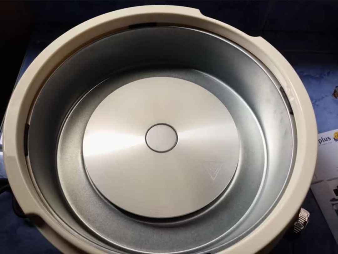 Simplus Multi-function Electric Hot Pot 4.2L Nonstick Electric Cooker (Sunken and Removable) (Category: Cookers) located in Caloocan City. Submitted by hannahmae22 (Listing ID 1447128419, Image 3). Description: kakabili pa lang hindi pa nagagamit. masyadong malaki kaya ibebenta. for family sya but i'm looking for a cooker na pang dorm lang..