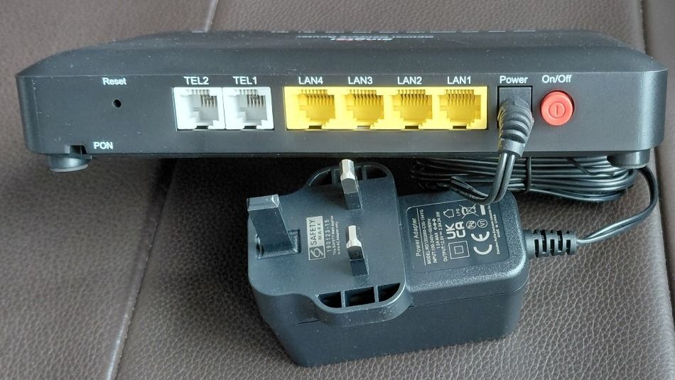 Singtel Optical Network Router with Power Adapter498352869836728321