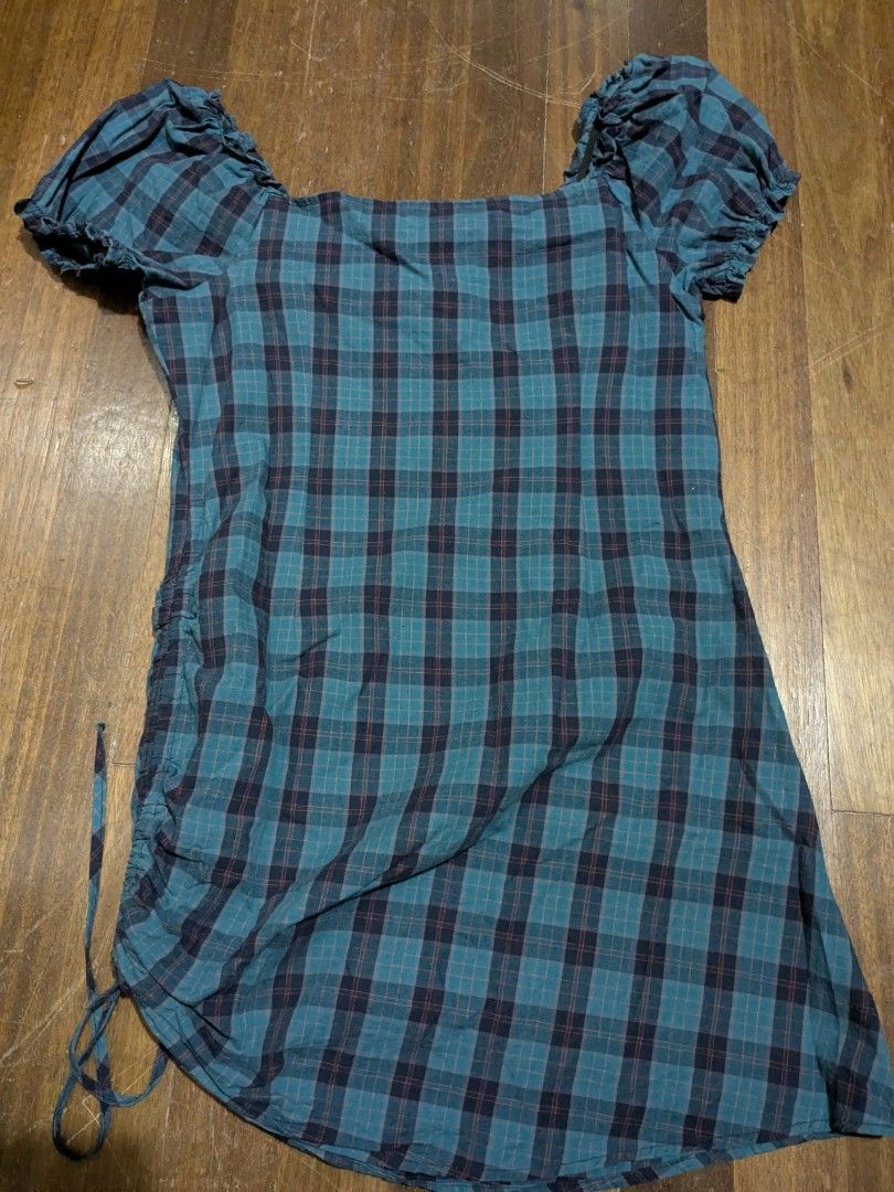 SIX+STUDIO Plaid Puff Sleeve Ruched Drawstring Dress M (Category: Dresses) located in San Pablo. Submitted by ellecsc (Listing ID 1447261568, Image 2). Description: - Cute plaid dress from SIX+STUDIO - Size: Medium (M) - Features puff sleeves - Adjustable side drawstring for a ruched look - Versatile square or sweetheart neckline - Ideal for casual wear.