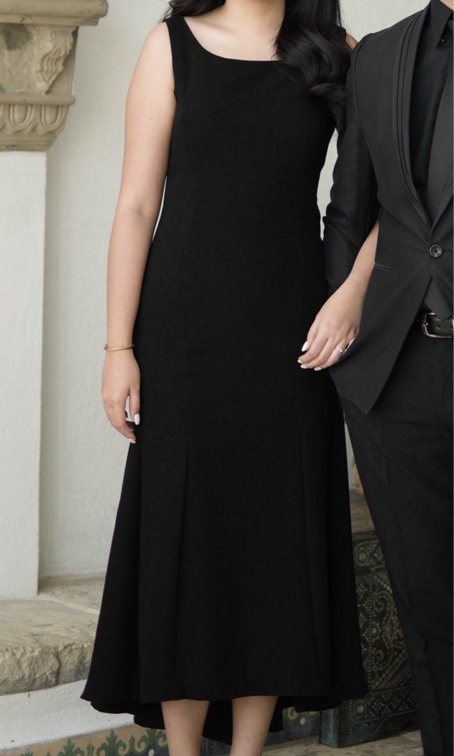 Sleeveless Black Classy Midi Dress (Category: Dresses) located in Cavite. Submitted by mnqqqbbb (Listing ID 1447156588, Image 2). Description: - Classic black sleeveless dress - Fitted bodice with a subtle flare (fishtail silhouette) - Midi length for 5’7 height - Ideal for formal events or sophisticated evenings - Versatile for accessorizing - Used for prenup Bust: 36” Waist: 30” Hips: 40” My height is 5’7 .
