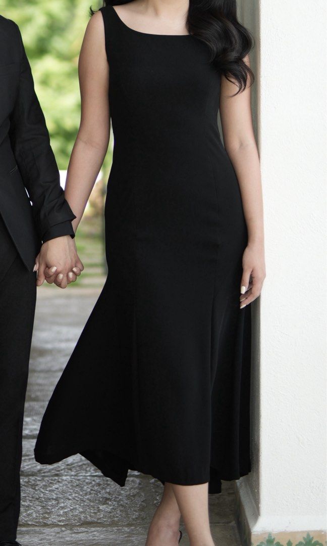 Sleeveless Black Classy Midi Dress (Category: Dresses) located in Cavite. Submitted by mnqqqbbb (Listing ID 1447156588, Image 1). Description: - Classic black sleeveless dress - Fitted bodice with a subtle flare (fishtail silhouette) - Midi length for 5’7 height - Ideal for formal events or sophisticated evenings - Versatile for accessorizing - Used for prenup Bust: 36” Waist: 30” Hips: 40” My height is 5’7 .