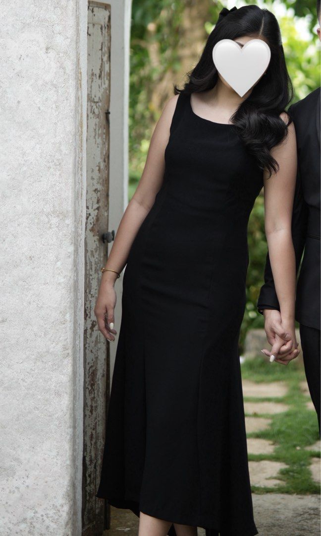 Sleeveless Black Classy Midi Dress (Category: Dresses) located in Cavite. Submitted by mnqqqbbb (Listing ID 1447156588, Image 3). Description: - Classic black sleeveless dress - Fitted bodice with a subtle flare (fishtail silhouette) - Midi length for 5’7 height - Ideal for formal events or sophisticated evenings - Versatile for accessorizing - Used for prenup Bust: 36” Waist: 30” Hips: 40” My height is 5’7 .