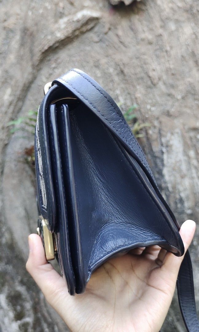 Sling bag coc. Kulit asli mix canvas (Kategori: Tas & Dompet Wanita) berada di Karawang. Dikirim oleh ayziacollection_93 (ID iklan 1447191512, Gambar 3). Deskripsi: kulit asli mix canvas . rare item . good cond lngkp made in y kk. yuk d order kk.
