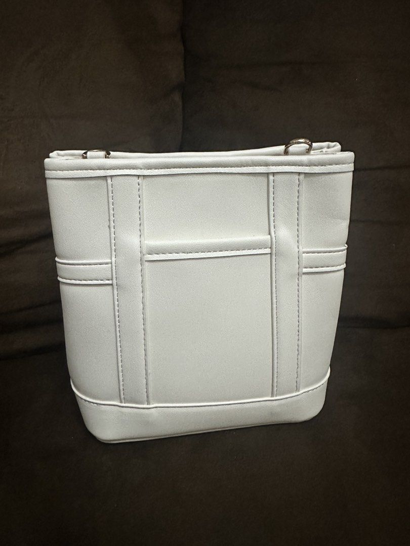 Tas Charles and keith white (Kategori: Tas & Dompet Wanita) berada di Bekasi. Dikirim oleh curatedbyram (ID iklan 1447268334, Gambar 2). Deskripsi: New ya dapet tali panjang dan pendek.