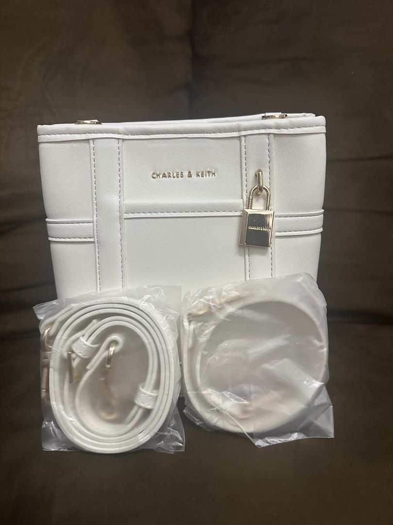 Tas Charles and keith white (Kategori: Tas & Dompet Wanita) berada di Bekasi. Dikirim oleh curatedbyram (ID iklan 1447268334, Gambar 1). Deskripsi: New ya dapet tali panjang dan pendek.