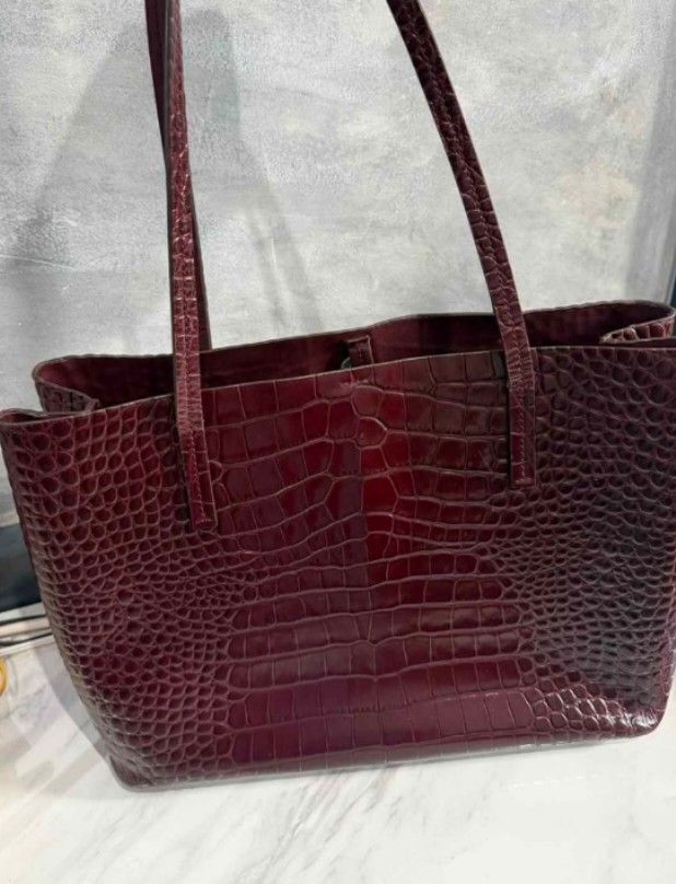 Tas Tory Burch kulit asli maron (Kategori: Tas & Dompet Wanita) berada di Bandarlampung. Dikirim oleh prlvd_bunyloves (ID iklan 1447175139, Gambar 2). Deskripsi: .