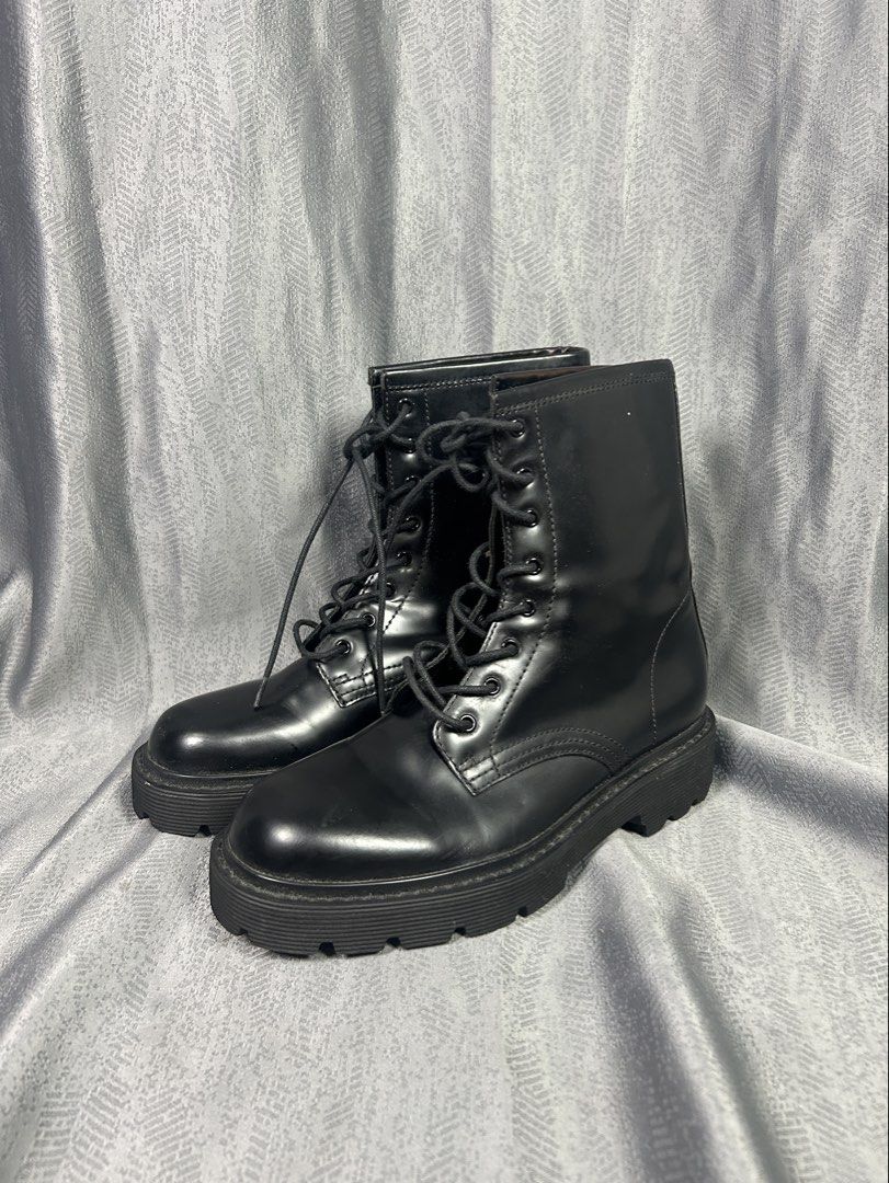 THE ROW COMBAT SHOES (Category: Boots) located in General Mariano Alvarez. Submitted by manosegunda4117 (Listing ID 1444005679, Image 1). Description: THE ROW - COMBAT SHOES Size 37 Made in Italy Lightly Used - 1,200 + shipping fee 📍GMA, Cavite.