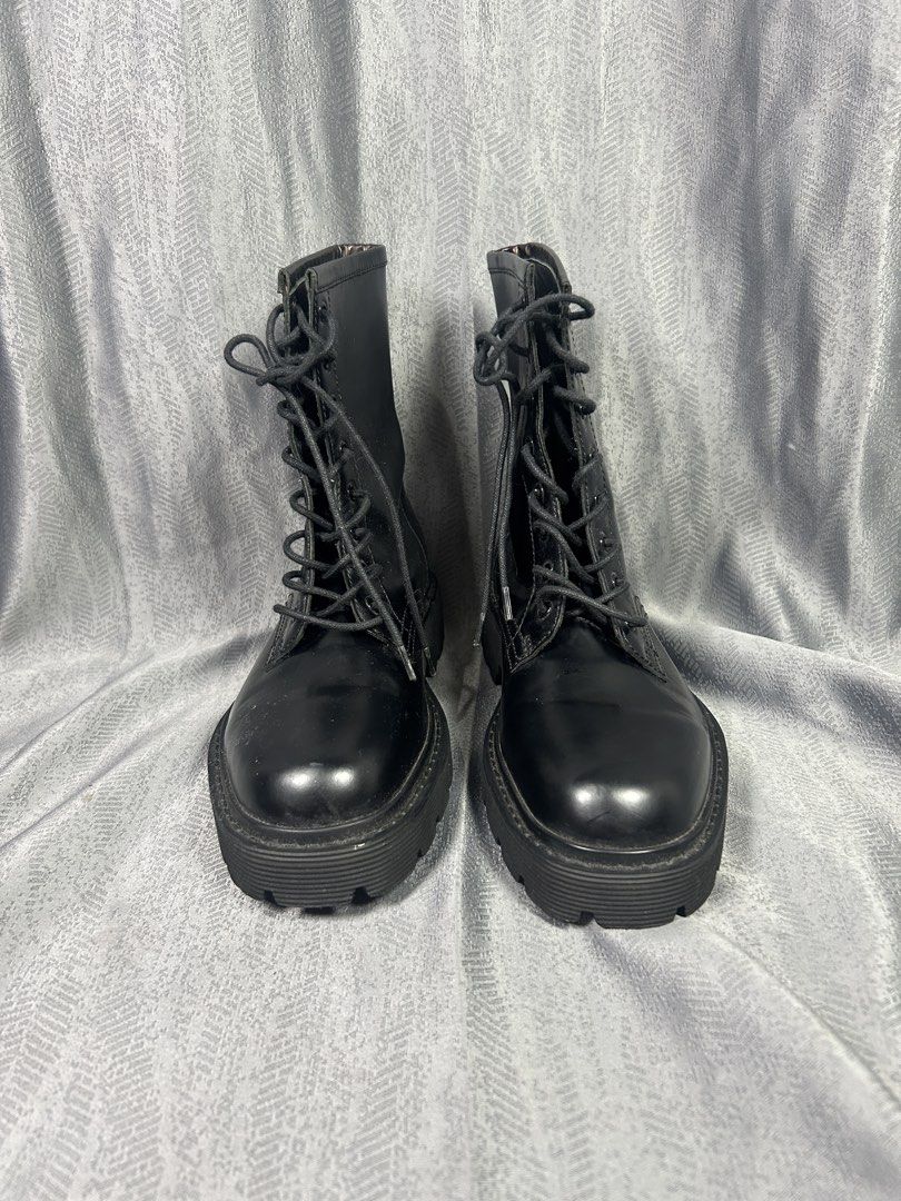 THE ROW COMBAT SHOES (Category: Boots) located in General Mariano Alvarez. Submitted by manosegunda4117 (Listing ID 1444005679, Image 2). Description: THE ROW - COMBAT SHOES Size 37 Made in Italy Lightly Used - 1,200 + shipping fee 📍GMA, Cavite.