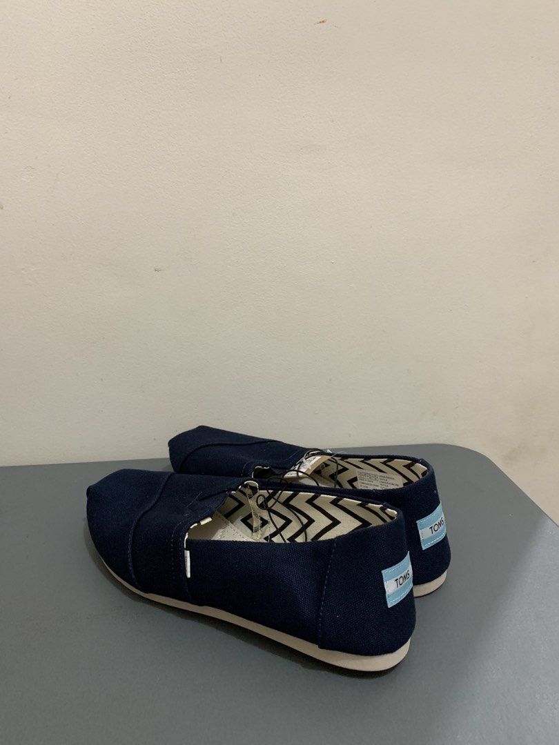 TOMS Classic Canvas Shoes Navy Size 9 (Category: Casual Shoes) located in Manila. Submitted by lovenice (Listing ID 1447260337, Image 1). Description: - Navy blue TOMS Classic Canvas Shoes - Size 9 - Slip-on style - Black and white zig-zag patterned inner lining - White soles with TOMS logo - Ideal for everyday wear.