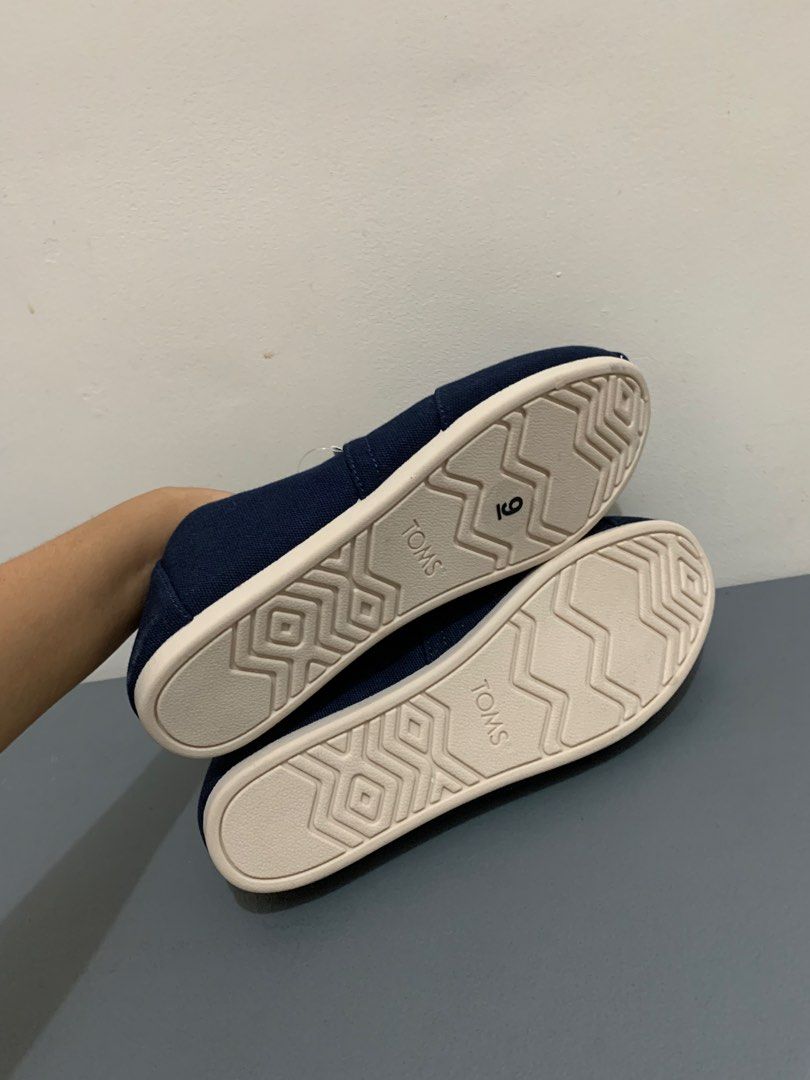 TOMS Classic Canvas Shoes Navy Size 9 (Category: Casual Shoes) located in Manila. Submitted by lovenice (Listing ID 1447260337, Image 3). Description: - Navy blue TOMS Classic Canvas Shoes - Size 9 - Slip-on style - Black and white zig-zag patterned inner lining - White soles with TOMS logo - Ideal for everyday wear.
