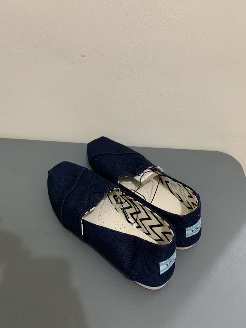 TOMS Classic Canvas Shoes Navy Size 9 (Category: Casual Shoes) located in Manila. Submitted by lovenice (Listing ID 1447260337, Image 2). Description: - Navy blue TOMS Classic Canvas Shoes - Size 9 - Slip-on style - Black and white zig-zag patterned inner lining - White soles with TOMS logo - Ideal for everyday wear.