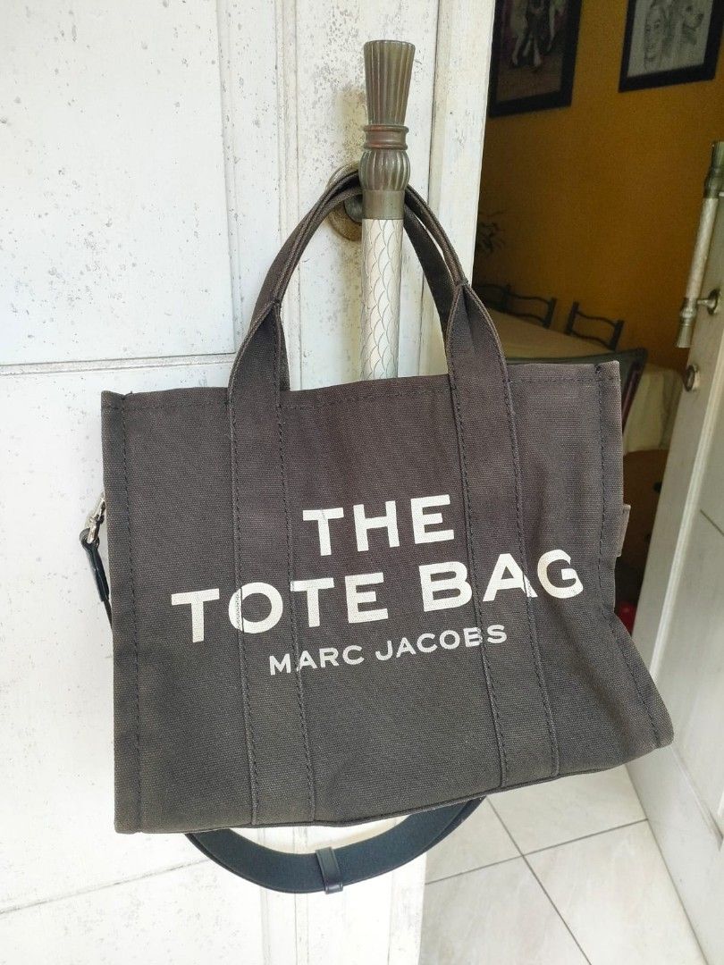 Totebag Marc Jacobs Hitam (Kategori: Tas & Dompet Wanita) berada di Bogor. Dikirim oleh by.clarss (ID iklan 1447292229, Gambar 1). Deskripsi: .