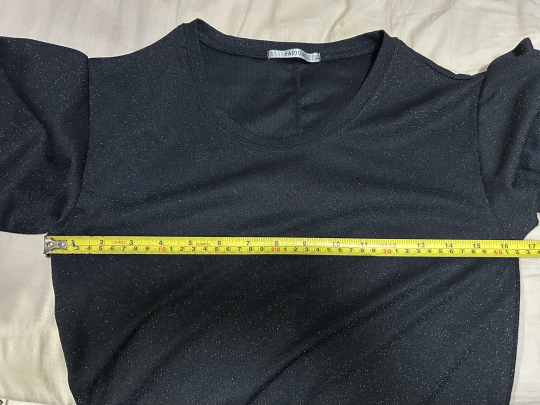 日本T-shirt （分類：T-shirt）位於 Hong Kong。 由 cynthialyl92444 提交（商品編號 1447268913，圖片 3）。簡介： 呢件日本牌子Rapiche嘅黑色T-shirt，閃閃地好有心思，著上身好有氣質袖位有少少泡泡袖設計，好特別，唔會太誇張但又夠晒搶眼質料係95%聚酯纖維加5%彈性纖維，著落好舒服，又有彈性呢件係M碼，適合胸圍79-87cm，身高154-162cm嘅朋友著過幾次，但保養得好好，冇乜明顯瑕疵，絕對係一件百搭又唔失禮嘅靚衫。
