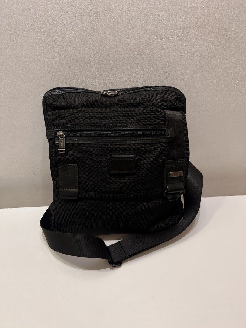 TUMI Alpha Bravo Annapolis Men’s Messenger Bag (Category: Luxury Bags & Wallets) located in Cebu City. Submitted by brandedcorner_ph (Listing ID 1447113059, Image 1). Description: Pre-loved ((T))UMI Alpha Bravo Annapolis Men’s Messenger Bag 100% Authentic or money back Condition • Excellent condition • No flaws Product Details •Color: Black •Hardware: Dark silver tone •Material: Canvas •Approximate Dimensions in inches: H12.5 x W11 Color may vary