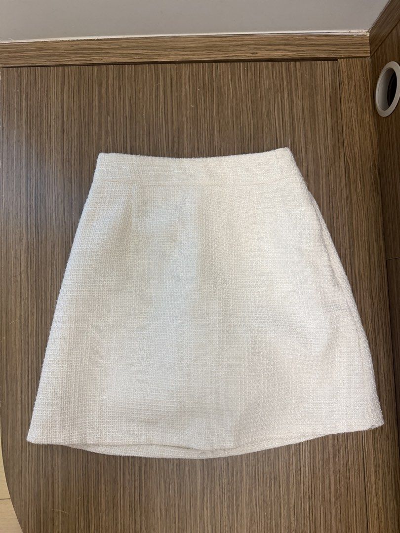 韓國tweed短裙 米白色 made in korea kr skirt （分類：裙）位於 Hong Kong。 由 seaweedhaha 提交（商品編號 1447197827，圖片 1）。簡介： 。