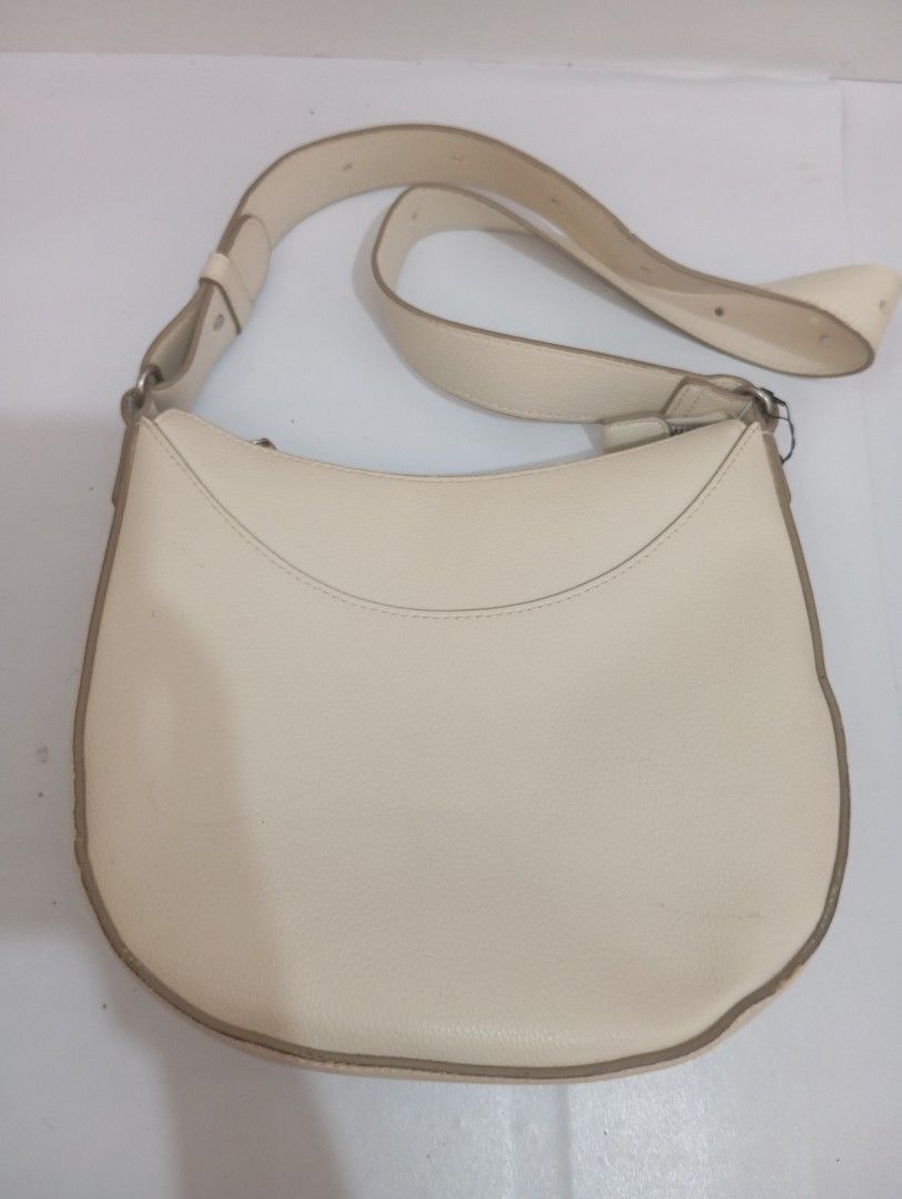 UNIQLO Cream Leather Shoulder Bag (Category: Shoulder Bags) located in Manila. Submitted by brion123 (Listing ID 1447143533, Image 1). Description: - Cream leather shoulder bag - Adjustable strap - Zipper closure - Good size for everyday use - Minor scuffs on leather, particularly around the edges.