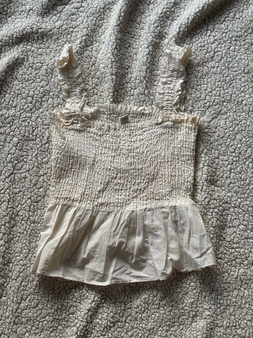 Uniqlo White Top (Category: Blouses) located in San Fernando. Submitted by declutterdolly (Listing ID 1447210140, Image 1). Description: Size: XS-M Closet clean-out, hoping these find new homes 📍Pampanga.